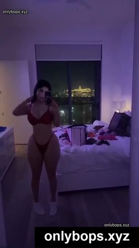 Amateur teen on OnlyFans shows off her TikTok dance moves