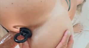 je me fais prendre avec mon jouet dans le cul