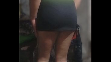 Otra vez con faldita apretadita marcando tanga