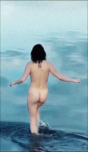 Celebrity Maisie Williams shows off her ass
