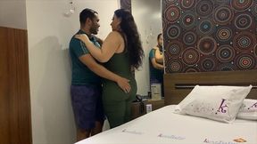 o baiano nao da sossego para a gordinha, botou a rabuda para engasgar na piroca preta