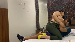 o baiano nao da sossego para a gordinha, botou a rabuda para engasgar na piroca preta