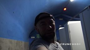 baise en backroom en club cruising avec gros bulge