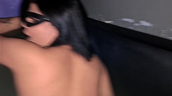 Dando pra 3 na cabine do swing gozaram na minha cara toda