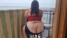 BBW BUTTCRACK FETISH SMOKING IN THE BALCONY