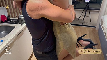 Meu marido corno manso me leva pra casa do comedor pauzudo, e o safado fode a minha buceta com força