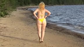 Hot MILF shows off big booty and perfect tits in yellow bikini