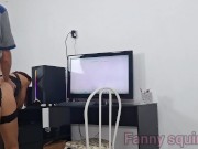 Safada sozinha em casa sem calcinha recebe técnico da net!