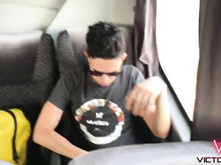 RAPAZ DO INTERNAL MOSTRANDO A ROLA DENTRO DO BANHEIRO DO ÔNIBUS EM MOVIMENTO