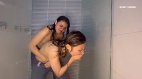 Lesbianas Mojadas Con Jeans Sexo Salvaje Bajo La Ducha