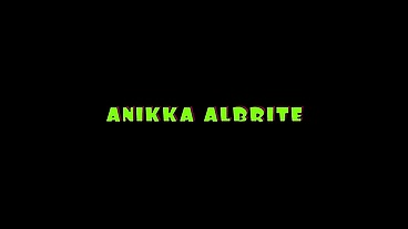 Anikka Albrite Gets Oiled Massage Facial from Ralph Long