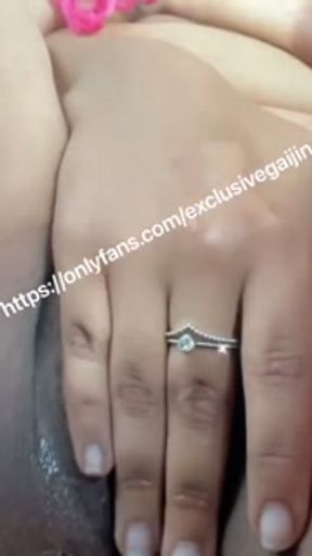 Light skin bbw plays with pretty pussy after being nutted in