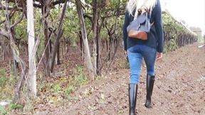 Walking in Hunter rubber boots after the rain WMV(1280x720)FHD