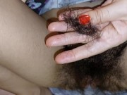 Amateurbrünette schneidet sich die Haare an der Muschi. Heiße Mutter, haarige Muschi, großer Arsch