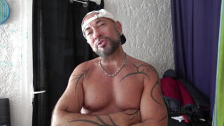 Genç İspanyol yakışıklı Jess Royan, iri penisli şişman baba Martin Mazza tarafından çıplak bir şekilde arkadan sertçe beceriliyor.