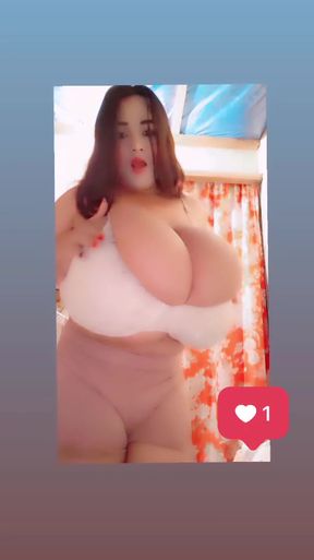 Natural big boobs get attention