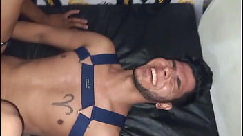 Machos sedentos por sexo  se divertindo no Cruising Bar