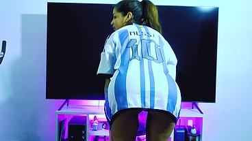 Hago ejercicios sensualmente para ti alentando a la seleccion de argentina