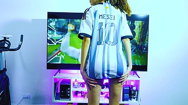 Hago ejercicios sensualmente para ti alentando a la seleccion de argentina