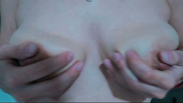 chica con tetas grandes y pezones ricos para chuparlos