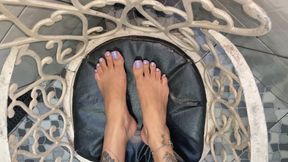 The sovereign Goddess has just returned from the manicure, new nails.