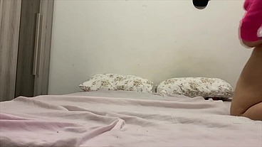 Velho entra no quarto de sua neta e a olha d. com o rabo para cima