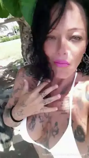 Yo en un parque haciendo tik tok en bikini mmmm