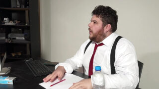 Tlustí mladí gay medvědi si vyměňují kouření a hluboké anální sex s chlupatýma kancelářskými chlapy