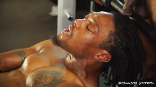 Potetovaný Phoenix Fellington škádlí honěním a kouřením velkých černých penisů před tvrdým análním bušením