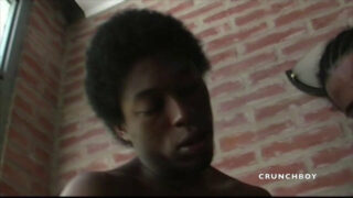 Mezirasové černé, gangbang, bukkake, úžasné – gay děvky s velkými penisy šukají do zadku