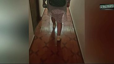 Yo de puta con el amigo de mi esposo. Esposa cachonda disfruta mientras el marido est&aacute_ de viaje. &iexcl_Sigue as&iacute_ y no pares!