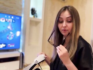 Tricky stepson bangs his stupid stepmom whilst that babe's in virtual reality