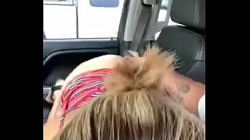 Rica mamada en el coche mientras nos miran - Video Completo SINGAJEVI.COM