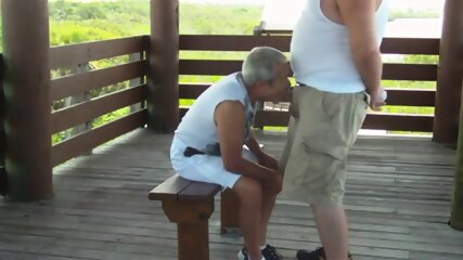 Gordito se folla a abuelo en la calle