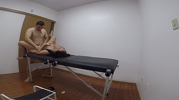 dei pro enfermeiro na maca do consultório