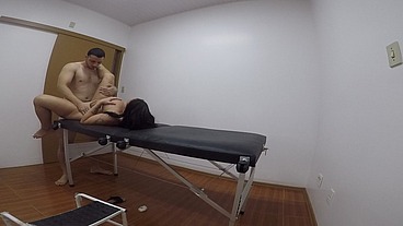 dei pro enfermeiro na maca do consultório