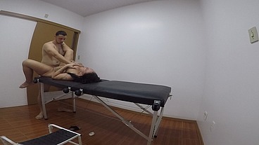 dei pro enfermeiro na maca do consultório