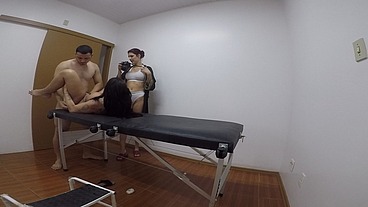 dei pro enfermeiro na maca do consultório