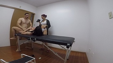 dei pro enfermeiro na maca do consultório