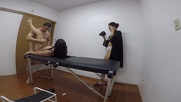 dei pro enfermeiro na maca do consultório