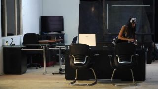 女仆扮演者在打扫办公室时发现假阳具并调皮