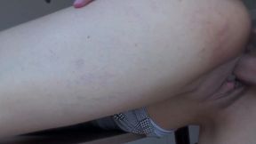 subo la piernita en la mesa y dejo que me la den toda