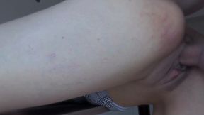 subo la piernita en la mesa y dejo que me la den toda