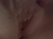 Milfona arrapata si tocca la figa rasata e viene