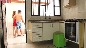 FUDEU A BRANQUINHA SAFADA NA COZINHA DE VESTIDO CURTO E O CORNO BATENDO UMA PUNHETA NO BANHEIRO