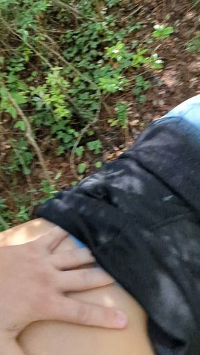 Amateur couple improvises a sudden fuck in the woods