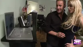 Guy makes blonde pornstar cum hard with big cock