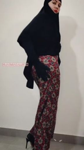 Petite Muslim Teen With Hijab Twerks Her Cute Round Booty and Shows Ass Hole Tik Tok