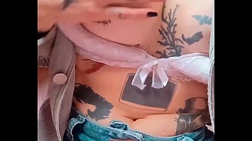 Gostosa de saia sem calcinha se masturbando