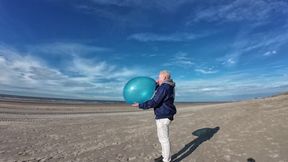 Skeletor100377 blows to pop 24 inch Roomtex at beach